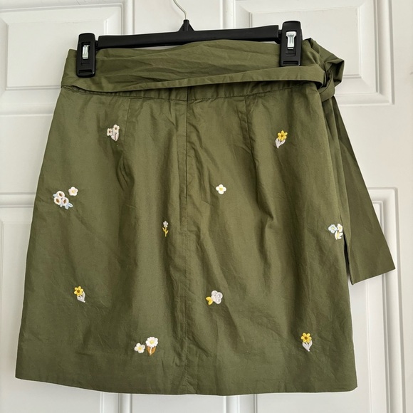 ❤️2/$15 or 3/$21❤️ J. Crew Olive Embroidered Miniskirt w/Tie Waist, Size 00 - Picture 4 of 12
